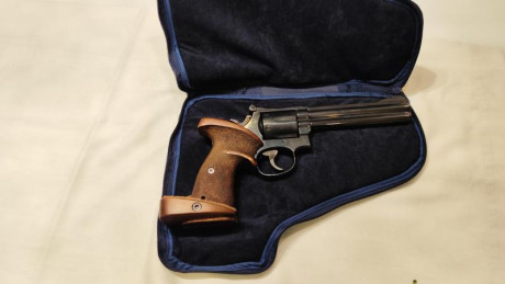 Vendo revolver S&W mod 586 6", calibre .357 magnum, guiada en F:
   - Estuche duro no original
 12