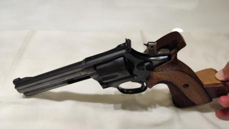 Vendo revolver S&W mod 586 6", calibre .357 magnum, guiada en F:
   - Estuche duro no original
 10
