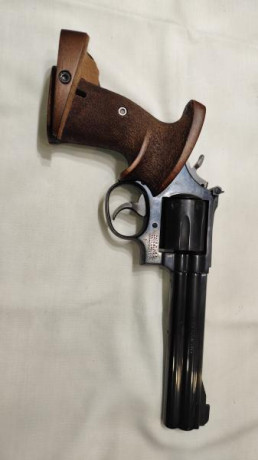 Vendo revolver S&W mod 586 6", calibre .357 magnum, guiada en F:
   - Estuche duro no original
 22