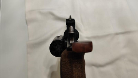 Vendo revolver S&W mod 586 6", calibre .357 magnum, guiada en F:
   - Estuche duro no original
 21