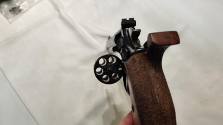 Vendo revolver S&W mod 586 6", calibre .357 magnum, guiada en F:
   - Estuche duro no original
 20