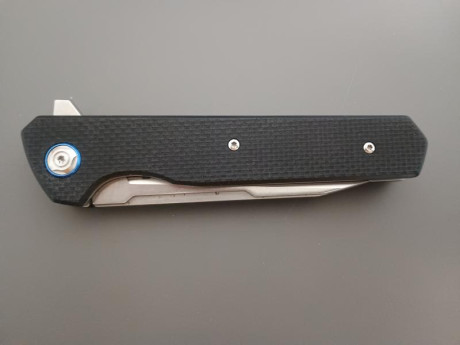 Navaja Sitivien ST135, acero D2, cachas de G10, apertura suave por flipper y rodamientos. Ajustes perfectos. 00