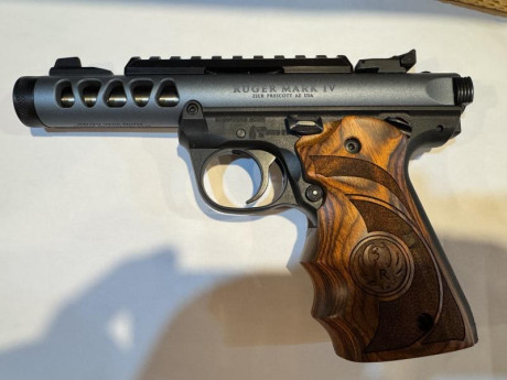 Buenas tardes vendo pistola preciosa Ruger Mark IV .22,año 2025. precio 700 euros con dos cargadores.transporte 00