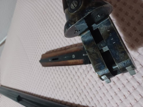 Se vende yuxtapuesta Garbi cal.12/70 estractora, cañones de 71 cm, media pletina (grabada). Muy ligera 11