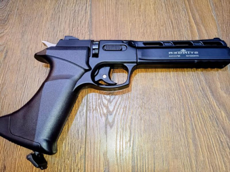 Pistola accionada por CO2. Cuenta con cañón de acero extriado y utiliza munición tipo "diábolo", 01