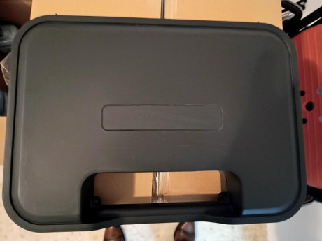 Pistola accionada por CO2. Cuenta con cañón de acero extriado y utiliza munición tipo "diábolo", 00