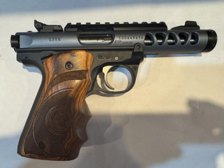 Buenas tardes vendo pistola preciosa Ruger Mark IV .22,año 2025. precio 700 euros con dos cargadores.transporte 10