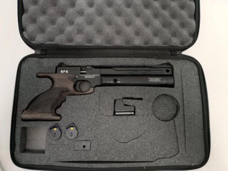 Pistola diseñada con potencia de 12 julios y velocidad de 157 m/s.
Incluye sistema de carga rotativo de 00