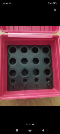 Vendo caja MTM para 12 dies, 4 vainas maestras y 4 u 8 shellholder. Está nueva. 20 euros más en envío. 02