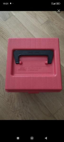 Vendo caja MTM para 12 dies, 4 vainas maestras y 4 u 8 shellholder. Está nueva. 20 euros más en envío. 00