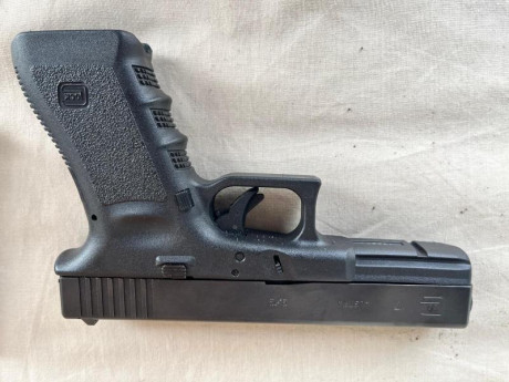 VENDO Glock 17 - Gen 3, en estado de REESTRENO.
El arma se compró nueva en TOP-GUN y solo ha hecho las 11
