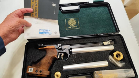 Vendo pistola de aire comprimido marca Steyr modelo LP50 
Las botellas de aire están timbradas en 2013/12 00