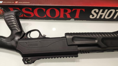 Vendo escopeta de corredera marca Hatsan Escort MP.
Modelo táctico con cañon de 18.5 pulgadas (47 cm) 20