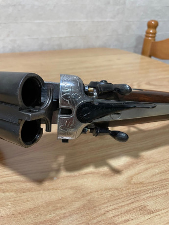 Vendo escopeta Marca ZABALA HERMANOS paralela de perrillos de calibre 12, totalmente restaurada.
Precio: 02