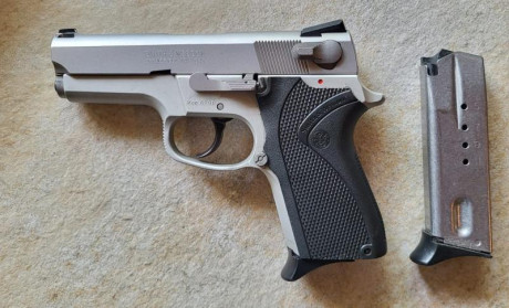 Pistola SMITH & WESSON Modelo 6906 Acero Inoxidable
Calibre 9 mm PARABELLUM
Cañón de 9 cm (3,5”)
Distancia 01