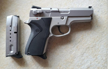 Pistola SMITH & WESSON Modelo 6906 Acero Inoxidable
Calibre 9 mm PARABELLUM
Cañón de 9 cm (3,5”)
Distancia 00
