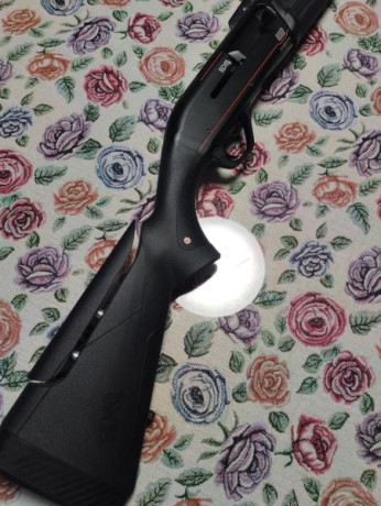 Hola vendo escopeta semiautomática winchester sx4 black red en estado impecable,con menos de un cajón 01