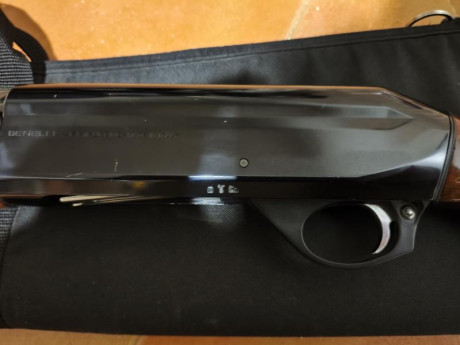 Vendo Benelli centro crío con cañón de 71cm y sus 5 chokes. La escopeta está en perfecto estado, salvo 00