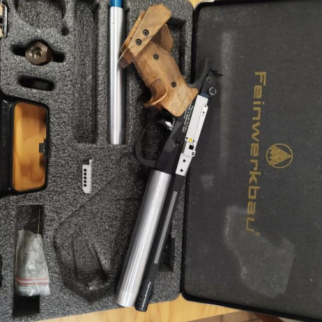 Vendo pistola Feinwerkbau mod lp55 de aire comprimido. Va con una culata talla M, un cargador de 5 balines, 00