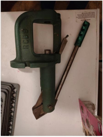 Vengo prensa RCBS sin el dosificador por pérdida en mudanza, también dies cal 338 Wm lee. Recortador de 00