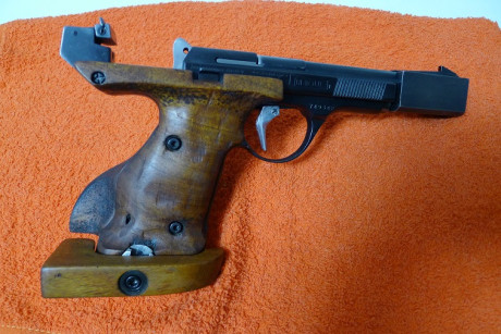 Buenas tardes. Unique DES 69 cal 22lr. 

La mítica pistola Francesa de competición, en un magnifico estado 02