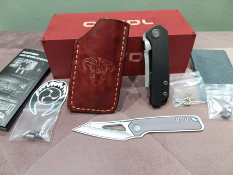 En venta navaja de gama alta de la Marca Cavol.La empuñadura es de fibra de carbono y la hoja es de acero 02