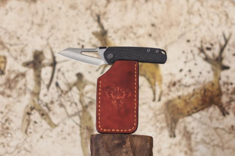 En venta navaja de gama alta de la Marca Cavol.La empuñadura es de fibra de carbono y la hoja es de acero 00