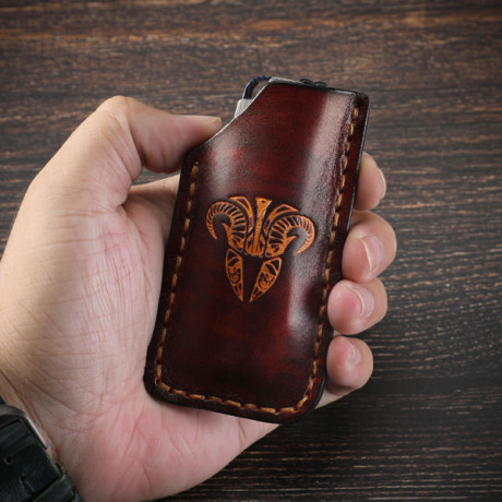 En venta navaja de gama alta de la Marca Cavol.La empuñadura es de fibra de carbono y la hoja es de acero 10