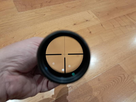 Se vende tasco titan 1,5-6x 42 en muy buen estado. Solo un pequeño arañazo que se ve en las fotos. Con 01