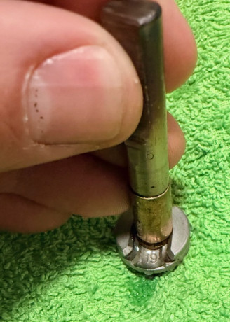 Hola compañeros.

Llevo tiempo buscando una herramienta para quitar pistones de tipo Berdan. 

He intentado 20