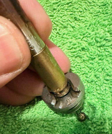 Hola compañeros.

Llevo tiempo buscando una herramienta para quitar pistones de tipo Berdan. 

He intentado 30