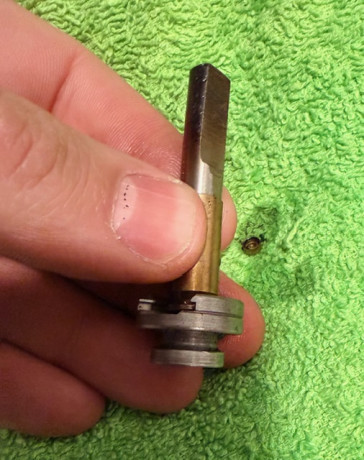 Hola compañeros.

Llevo tiempo buscando una herramienta para quitar pistones de tipo Berdan. 

He intentado 40