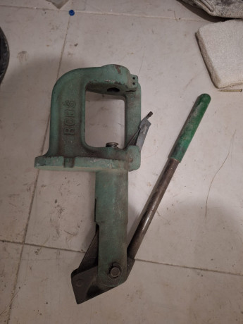 Vengo prensa RCBS sin el dosificador por pérdida en mudanza, también dies cal 338 Wm lee. Recortador de 10