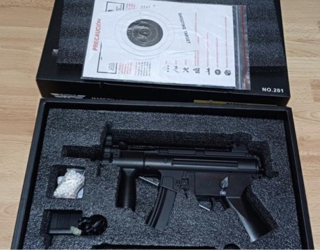 Se vende mp5 de airsoft como nueva sin partidas ni uso de colección 
Zona Barcelona Gerona 
Precio 110€ 02