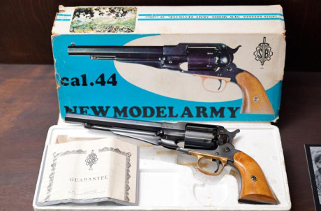 Se vende un revolver Santa Barbara NEW MODEL ARMY, nuevo a estrenar en su embalaje original.

EL REVOLVER 02