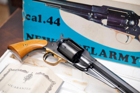 Se vende un revolver Santa Barbara NEW MODEL ARMY, nuevo a estrenar en su embalaje original.

EL REVOLVER 00