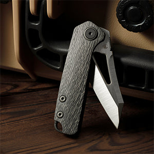 En venta navaja de gama alta de la Marca Cavol.La empuñadura es de fibra de carbono y la hoja es de acero 22