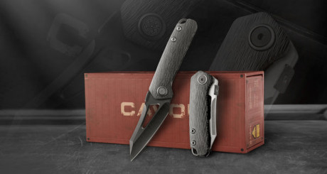 En venta navaja de gama alta de la Marca Cavol.La empuñadura es de fibra de carbono y la hoja es de acero 21