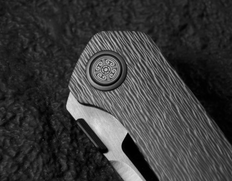 En venta navaja de gama alta de la Marca Cavol.La empuñadura es de fibra de carbono y la hoja es de acero 20