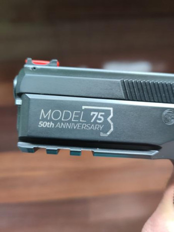 Hola amigos! ya que se muestran tantas armas buenas creo que a los propietarios de una cz 75 se nos tendría 110