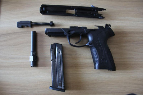 Buenas tardes

La Beretta Px4 FS del calibre 9pb. 

Es el modelo más grande de la serie, con cañón rotativo, 01