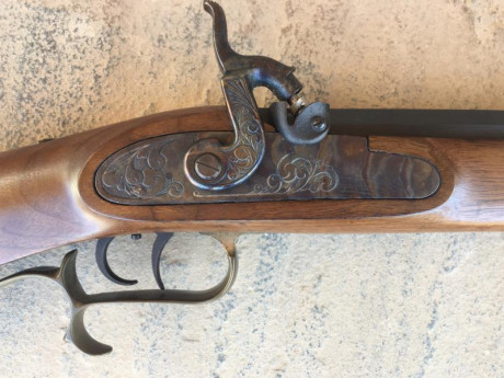 THOMSON CENTER HAWKEN CALIBRE .45
CAÑÓN PAVÓN. HERRAJES DE LATÓN Y MADERAS AL ACEITE. 
GUIADO EN “AE”.
FABRICADO 01