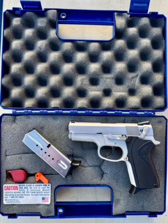-Vendo pistola marca Smith Wesson modelo 6906 en calibre 9 mm. parabellum.
-Incluyo dos cargadores, caja 02