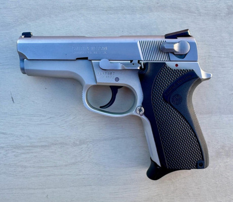 -Vendo pistola marca Smith Wesson modelo 6906 en calibre 9 mm. parabellum.
-Incluyo dos cargadores, caja 01