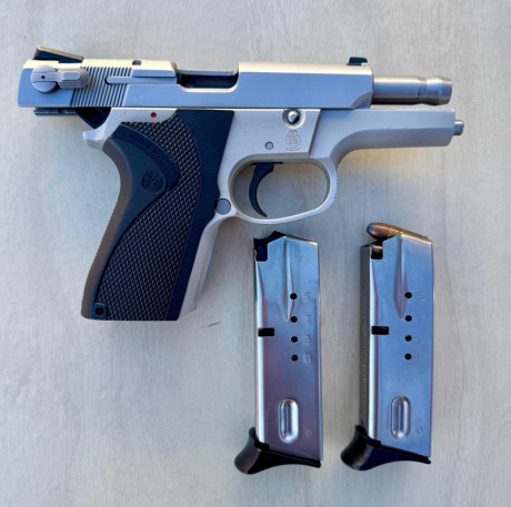 -Vendo pistola marca Smith Wesson modelo 6906 en calibre 9 mm. parabellum.
-Incluyo dos cargadores, caja 00