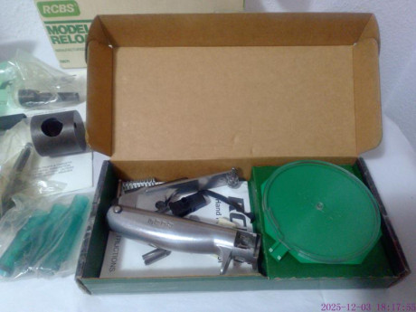 Se vende lote para recarga de la prestigiosa marca americana RCBS, compuesto por balanza 5-0-5 una de 02