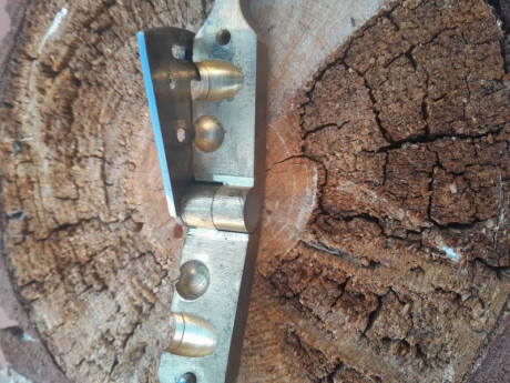 Buenas tardes a todos.
Gatillo para colt 1862 marca ASM, 25€ cada uno.
Turquesa de latón para bola y bala 02