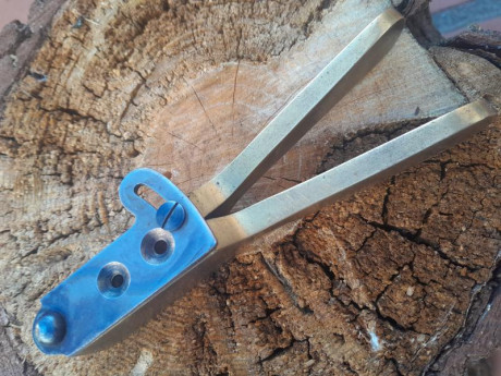 Buenas tardes a todos.
Gatillo para colt 1862 marca ASM, 25€ cada uno.
Turquesa de latón para bola y bala 01