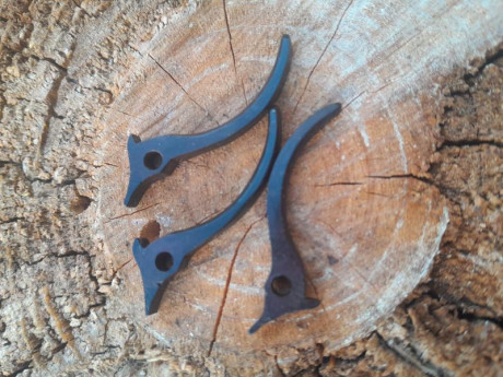 Buenas tardes a todos.
Gatillo para colt 1862 marca ASM, 25€ cada uno.
Turquesa de latón para bola y bala 00