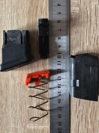 Aquí van fotos de un cargador Glock con capacidad para 2 cartuchos. Está hecho para que una carabina 9x19 00